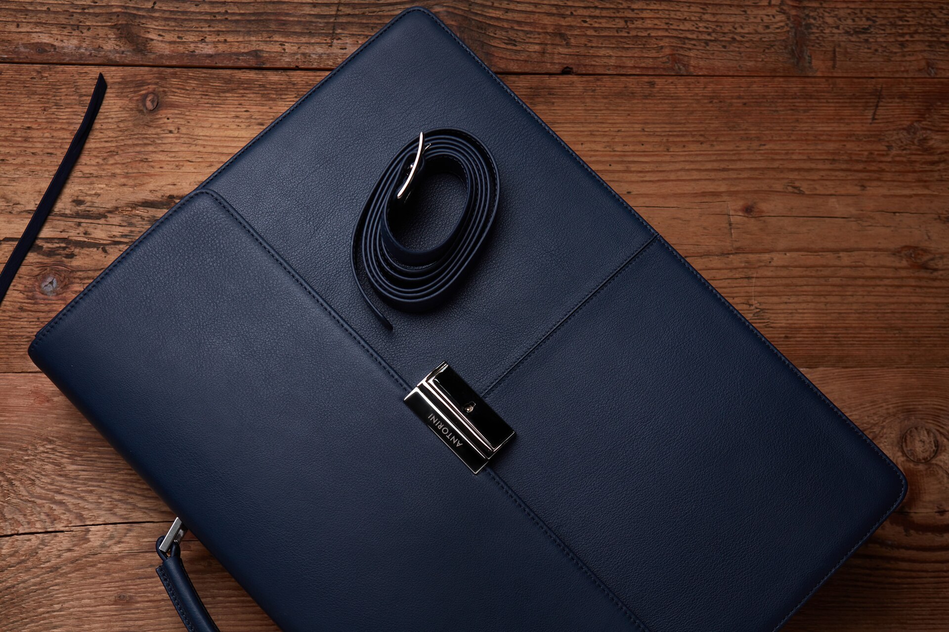 Кожаная сумка ручной работы тёплого охряного оттенка с латунной пряжкой